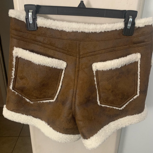 NWOT Forever 21 faux shearling trim shorts w/back pockets, brown/cream Size M - Picture 2 of 2